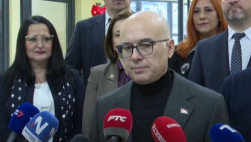TRAGEDIJA HOLOKAUSTA OPOMINJE: Premijer Vučević položio venac na Dunavskom keju u Beogradu TRAGEDIJA HOLOKAUSTA OPOMINJE: Premijer Vučević položio venac na Dunavskom keju u Beogradu