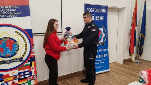 VISOKA LESTVICA HUMANOSTI: Novogodišnja akcija u Policijskoj upravi Kraljevo VISOKA LESTVICA HUMANOSTI: Novogodišnja akcija u Policijskoj upravi Kraljevo