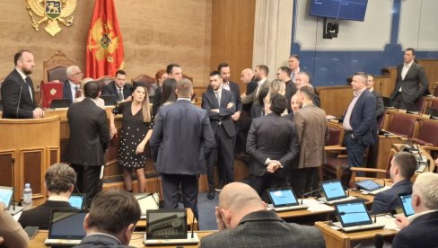 NOSIĆEMO VAS NA LEĐIMA SAMO DA UĐEMO U EU: Andrija Mandić uzalud apelovao na poslanike opozicije u crnogorskom Parlamentu da prekinu blokadu NOSIĆEMO VAS NA LEĐIMA SAMO DA UĐEMO U EU: Andrija Mandić uzalud apelovao na poslanike opozicije u crnogorskom Parlamentu da prekinu blokadu