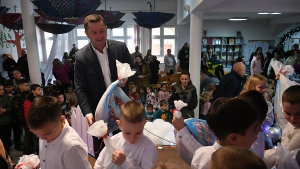 НОВОГОДИШЊА ПРИРЕДБА ПРЕДШКОЛАЦА У ЛЕПОСАВИЋУ: Пакетиће за сву децу обезбедио председник Вучић (ФОТО) НОВОГОДИШЊА ПРИРЕДБА ПРЕДШКОЛАЦА У ЛЕПОСАВИЋУ: Пакетиће за сву децу обезбедио председник Вучић (ФОТО)
