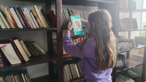 БИБЛИОТЕЦИ КЊИГЕ ОД НОВОСТИ Наслови наше издавачке делатности стигли у село Лопардинце код Бујановца БИБЛИОТЕЦИ КЊИГЕ ОД НОВОСТИ Наслови наше издавачке делатности стигли у село Лопардинце код Бујановца