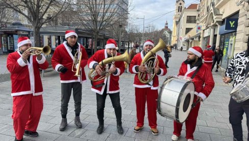 DEDA MRAZEVI - TRUBAČI VESELILI PROLAZNIKE: Muzičari iz Vranja sviraju u Zrenjaninu DEDA MRAZEVI - TRUBAČI VESELILI PROLAZNIKE: Muzičari iz Vranja sviraju u Zrenjaninu