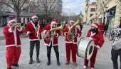 DEDA MRAZEVI - TRUBAČI VESELILI PROLAZNIKE: Muzičari iz Vranja sviraju u Zrenjaninu DEDA MRAZEVI - TRUBAČI VESELILI PROLAZNIKE: Muzičari iz Vranja sviraju u Zrenjaninu