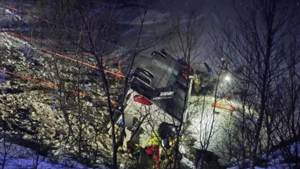 АУТОБУС СЛЕТЕО СА ПУТА У НОРВЕШКОЈ: Завршио у води, има мртвих (ФОТО/ВИДЕО) АУТОБУС СЛЕТЕО СА ПУТА У НОРВЕШКОЈ: Завршио у води, има мртвих (ФОТО/ВИДЕО)