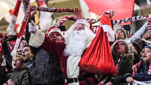 NAJNEVEROVATNIJA PRAZNIČNA PRIČA: Deda Mraz ima fudbalski klub - ali pravi! Evo čime se još ti fudbaleri bave NAJNEVEROVATNIJA PRAZNIČNA PRIČA: Deda Mraz ima fudbalski klub - ali pravi! Evo čime se još ti fudbaleri bave