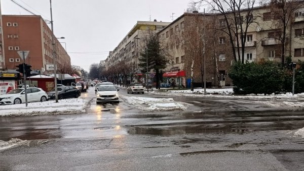 СИЈАЛИЦЕ ОПЕТ ЗАСВЕТЛЕЛЕ: Отклањају се последице снежног невремена које је протеклих дана захватило већи део региона СИЈАЛИЦЕ ОПЕТ ЗАСВЕТЛЕЛЕ: Отклањају се последице снежног невремена које је протеклих дана захватило већи део региона