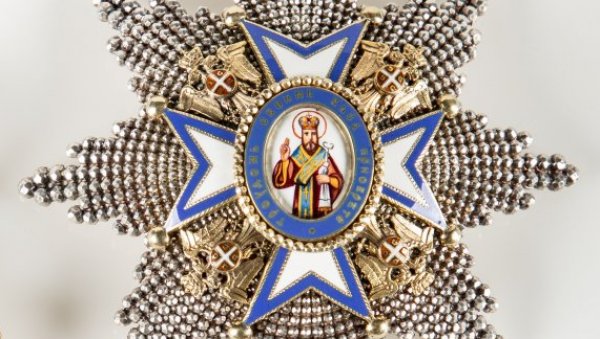ЗАСИЈАЛО ОРДЕЊЕ ИЗ ТАМЕ ИСТОРИЈЕ: Изложба Одличја и завештања Народном музеју Србије у Атријуму здања на Тргу републике ЗАСИЈАЛО ОРДЕЊЕ ИЗ ТАМЕ ИСТОРИЈЕ: Изложба Одличја и завештања Народном музеју Србије у Атријуму здања на Тргу републике