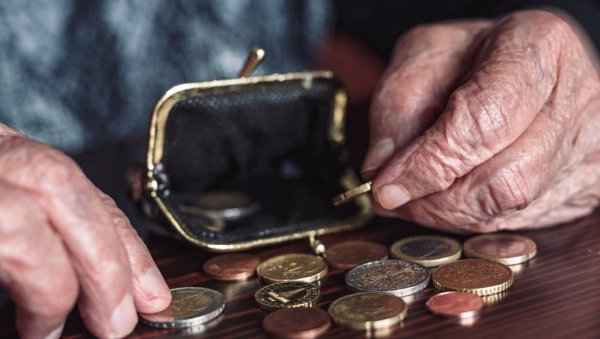 УРЕДБА О ИСПЛАТИ ДОДАТКА НА ПЕНЗИЈУ: Шта тачно најстарији суграђани добијају с пензијом до 65.000 динара? УРЕДБА О ИСПЛАТИ ДОДАТКА НА ПЕНЗИЈУ: Шта тачно најстарији суграђани добијају с пензијом до 65.000 динара?