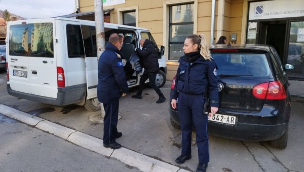 КУРТИ НАСТАВЉА ТЕРОР НАД СРБИМА: Специјалци упали у објекат у Косовској Митровици - плене ствари (ВИДЕО) КУРТИ НАСТАВЉА ТЕРОР НАД СРБИМА: Специјалци упали у објекат у Косовској Митровици - плене ствари (ВИДЕО)