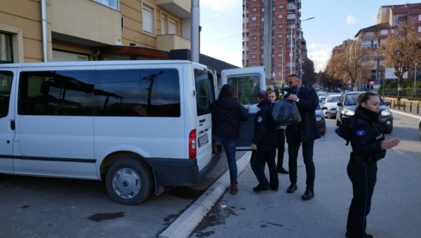 ПРИВЕДЕНА ДИРЕКТОРКА ПРЕДУЗЕЋА У КОСОВСКОЈ МИТРОВИЦИ: Српска листа састаће се данас са радницима предузећа у која је Курти насилно упао ПРИВЕДЕНА ДИРЕКТОРКА ПРЕДУЗЕЋА У КОСОВСКОЈ МИТРОВИЦИ: Српска листа састаће се данас са радницима предузећа у која је Курти насилно упао