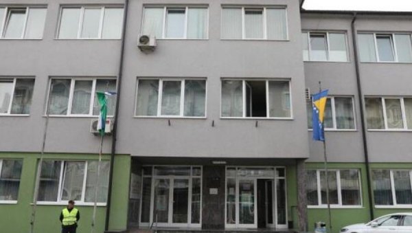 УМЕСТО ПРОСЛАВЕ - УБИСТВО: Мушкарац (63) усмртио супругу у Кључу и сам се пријавио полицији УМЕСТО ПРОСЛАВЕ - УБИСТВО: Мушкарац (63) усмртио супругу у Кључу и сам се пријавио полицији