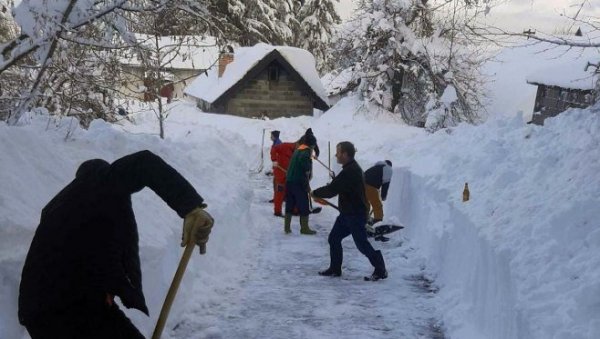 СНЕГ НАПРАВИО КОЛАПС ШИРОМ СРБИЈЕ: Завејан ауто-пут Милош Велики, возила стоје - овај град се потпуно забелео