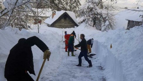 SRPSKA SE PETI DAN BORI SA POSLEDICAMA SNEŽNIH PADAVINA: U Kneževu putevi blokirani (FOTO) SRPSKA SE PETI DAN BORI SA POSLEDICAMA SNEŽNIH PADAVINA: U Kneževu putevi blokirani (FOTO)