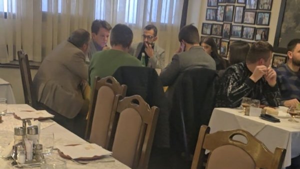 ОСВАНУО ДОКАЗ КО ОРГАНИЗУЈЕ СТУДЕНТСКЕ ПРОТЕСТЕ: Бјелогрлић и Јовановић дају инструкције (ФОТО) ОСВАНУО ДОКАЗ КО ОРГАНИЗУЈЕ СТУДЕНТСКЕ ПРОТЕСТЕ: Бјелогрлић и Јовановић дају инструкције (ФОТО)