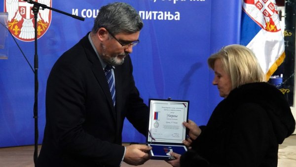 СПОМЕНИЦЕ ЗА 1240 БОРАЦА: У Сомбору додељена борачка признања СПОМЕНИЦЕ ЗА 1240 БОРАЦА: У Сомбору додељена борачка признања