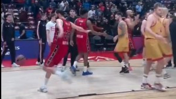 МИРОТИЋ ТОТАЛНО ПОБЕСНЕО: Европа бруји о потезу кошаркаша Арманија (ВИДЕО) МИРОТИЋ ТОТАЛНО ПОБЕСНЕО: Европа бруји о потезу кошаркаша Арманија (ВИДЕО)