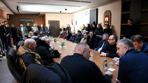 NEĆETE OSTATI BEZ LIČNIH DOHODA: Predstavnici Srpske liste razgovarali sa radnicima preduzeća u koja je upala Kurtijeva policija NEĆETE OSTATI BEZ LIČNIH DOHODA: Predstavnici Srpske liste razgovarali sa radnicima preduzeća u koja je upala Kurtijeva policija