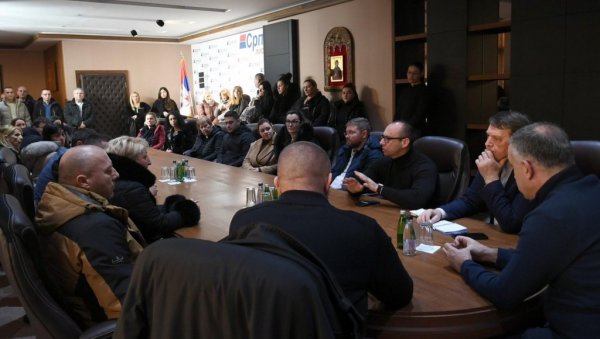 СРПСКА ЛИСТА СА РАДНИЦИМА ЖРТВАМА КУРТИЈЕВОГ ТЕРОРА: Србија стоји уз наш народ на КиМ - Нико неће остати без личних доходака СРПСКА ЛИСТА СА РАДНИЦИМА ЖРТВАМА КУРТИЈЕВОГ ТЕРОРА: Србија стоји уз наш народ на КиМ - Нико неће остати без личних доходака