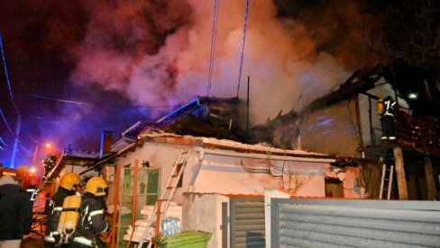 JEZIVI SNIMCI POŽARA U VIŠNJIČKOJ BANJI: Prvi komšija opisao sav užas, povređeno dvoje vatrogasaca (FOTO/VIDEO) JEZIVI SNIMCI POŽARA U VIŠNJIČKOJ BANJI: Prvi komšija opisao sav užas, povređeno dvoje vatrogasaca (FOTO/VIDEO)