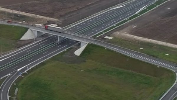СВИ ПУТЕВИ СУ КО ПИСТА Вучић: Много смо урадили, поносам сам на то СВИ ПУТЕВИ СУ КО ПИСТА Вучић: Много смо урадили, поносам сам на то