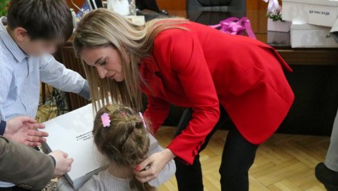 ĐURĐEVIĆ STAMENKOVSKI ZA MATERICE URUČILA POKLONE DECI BEZ RODITELJSKOG STARANJA: Najvažniji nacionalni zadatak je da nam se dečica rađaju ĐURĐEVIĆ STAMENKOVSKI ZA MATERICE URUČILA POKLONE DECI BEZ RODITELJSKOG STARANJA: Najvažniji nacionalni zadatak je da nam se dečica rađaju