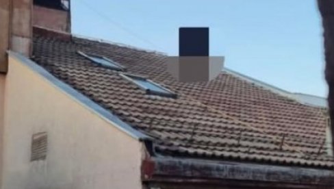 ČOVEK SE POPEO NA KROV ZGRADE, PRETI SAMOUBISTVOM? Drama na Bežanijskoj kosi (FOTO) ČOVEK SE POPEO NA KROV ZGRADE, PRETI SAMOUBISTVOM? Drama na Bežanijskoj kosi (FOTO)