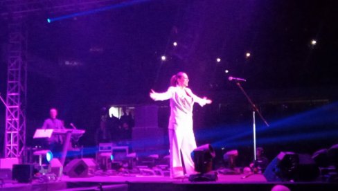BUJICA EMOCIJA U NOVOM SADU: Ceca Ražnatović započela i drugi spektakl (FOTO/VIDEO) BUJICA EMOCIJA U NOVOM SADU: Ceca Ražnatović započela i drugi spektakl (FOTO/VIDEO)
