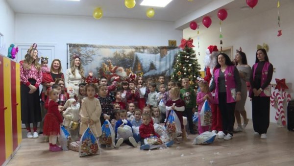 ВУЧИЋ ДАРОВАО ЈОШ ДЕЦЕ НА КОСМЕТУ: Деци из ПУ Колибри у уручени новогодишњи пакетићи које је послао председник Србије ВУЧИЋ ДАРОВАО ЈОШ ДЕЦЕ НА КОСМЕТУ: Деци из ПУ Колибри у уручени новогодишњи пакетићи које је послао председник Србије