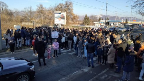 UKROTITI BAHATE VOZAČE: Protest Kraljevčana na pešačkom prelazu gde su povređena braća B.S.(14) i S.S. (9) UKROTITI BAHATE VOZAČE: Protest Kraljevčana na pešačkom prelazu gde su povređena braća B.S.(14) i S.S. (9)