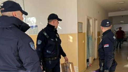 SIMBOL BRIGE, PAŽNJE I LJUBAVI: Pripadnici interventne jedinice novosadske policije posetili Svratište za decu SIMBOL BRIGE, PAŽNJE I LJUBAVI: Pripadnici interventne jedinice novosadske policije posetili Svratište za decu