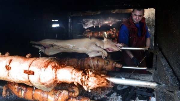 ЗА ЈАГЊЕЋЕ БАЈАДЕРЕ ТРАЖЕ И ДО 5.500 ДИНАРА: Грађани увелико резервишу месо на ражњу за празничну трпезу током Нове године и Божића ЗА ЈАГЊЕЋЕ БАЈАДЕРЕ ТРАЖЕ И ДО 5.500 ДИНАРА: Грађани увелико резервишу месо на ражњу за празничну трпезу током Нове године и Божића