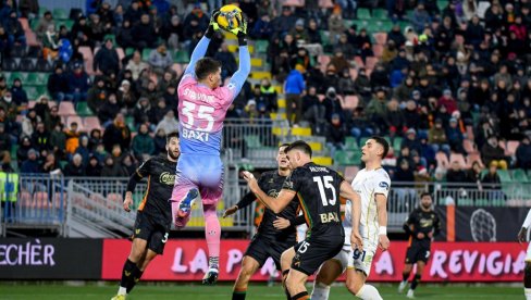 SJAJNI STANKOVIĆ NIJE BIO DOVOLJAN: Srbin odbranio penal čuvenom napadaču, Napoli jedva slomio Veneciju (VIDEO) SJAJNI STANKOVIĆ NIJE BIO DOVOLJAN: Srbin odbranio penal čuvenom napadaču, Napoli jedva slomio Veneciju (VIDEO)