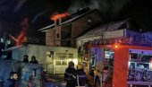 ZAPALIO SE KROV KUĆE NA ČUKARICI: Ekipa vatrogasaca hitno izašla na teren (FOTO) ZAPALIO SE KROV KUĆE NA ČUKARICI: Ekipa vatrogasaca hitno izašla na teren (FOTO)