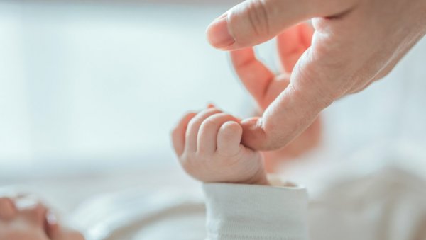 ПОЗНАТА СУДБИНА БЕБЕ КОЈУ ЈЕ МАЈКА БАЦИЛА У КОНТЕЈНЕР: Девојчица из Малошишта код Ниша одлази у хранитељску породицу ПОЗНАТА СУДБИНА БЕБЕ КОЈУ ЈЕ МАЈКА БАЦИЛА У КОНТЕЈНЕР: Девојчица из Малошишта код Ниша одлази у хранитељску породицу