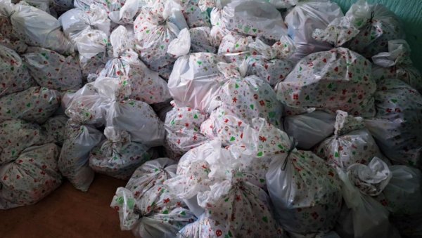ОД ЦРВЕНОГ КРСТА 150 ПАКЕТИЋА: У Параћину акција „Један пакетић, много љубави“ (ФОТО) ОД ЦРВЕНОГ КРСТА 150 ПАКЕТИЋА: У Параћину акција „Један пакетић, много љубави“ (ФОТО)