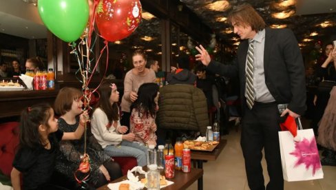 ‘NE MOŽEMO BIRATI SVOJE DETINJSTVO – ALI MOŽEMO DA BIRAMO KAKVI ĆEMO BITI LJUDI!’ Željko Mitrović u Teatru Odeon oduševio klince ‘NE MOŽEMO BIRATI SVOJE DETINJSTVO – ALI MOŽEMO DA BIRAMO KAKVI ĆEMO BITI LJUDI!’ Željko Mitrović u Teatru Odeon oduševio klince