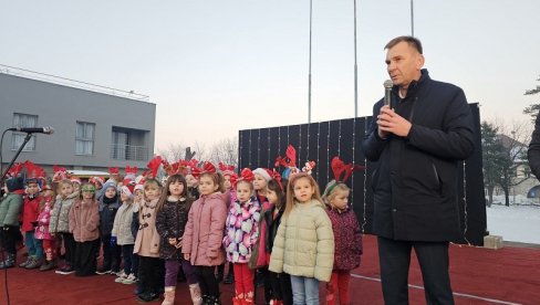 NOVOGODIŠNJA ZABAVA U UGLJEVIKU: Mališanima darovi i zabava NOVOGODIŠNJA ZABAVA U UGLJEVIKU: Mališanima darovi i zabava