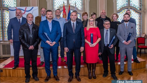 ДОДЕЉЕНЕ НАГРАДЕ ГРАДА ЗРЕЊАНИНА: Традиционална свечаност у Барокној сали Градске куће ДОДЕЉЕНЕ НАГРАДЕ ГРАДА ЗРЕЊАНИНА: Традиционална свечаност у Барокној сали Градске куће