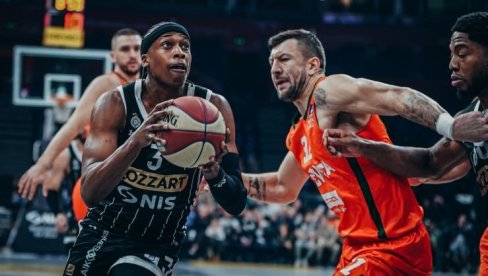 CRNO-BELI MORAJU DA VADE FLEKE: Asvel je slavio u Beogradu CRNO-BELI MORAJU DA VADE FLEKE: Asvel je slavio u Beogradu