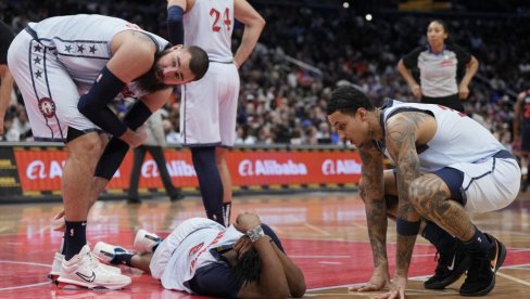 TEŠKA POVREDA NBA ASA: Udario glavom o parket, u kolicima ga izvezli iz dvorane (VIDEO) TEŠKA POVREDA NBA ASA: Udario glavom o parket, u kolicima ga izvezli iz dvorane (VIDEO)