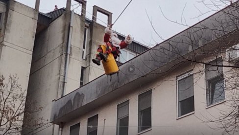 STIGLI POKLONI ZA MALIŠANE: Pripadnici Gorske službe u kostimima Deda Mraza delili paketiće u Dečjoj bolnici u Novom Sadu (VIDEO) STIGLI POKLONI ZA MALIŠANE: Pripadnici Gorske službe u kostimima Deda Mraza delili paketiće u Dečjoj bolnici u Novom Sadu (VIDEO)