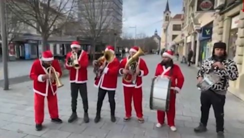 DUH JUGA U BANATU: Trubači Deda Mrazovi iz Vranja na ulicama Zrenjanina (VIDEO) DUH JUGA U BANATU: Trubači Deda Mrazovi iz Vranja na ulicama Zrenjanina (VIDEO)