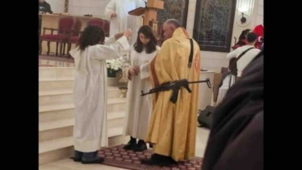 ОДБРАНА ОД ТЕРОРА ЏИХАДИСТА У СИРИЈИ: Свештеници наоружани аутоматима, хришћански „герилци“ из заседе елиминишу екстремисте ОДБРАНА ОД ТЕРОРА ЏИХАДИСТА У СИРИЈИ: Свештеници наоружани аутоматима, хришћански „герилци“ из заседе елиминишу екстремисте