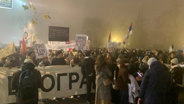УЖАС НА ПРОТЕСТУ: Демонстранти тукли човека; На челу колоне Шолаков уредник; Мајић који је ослободио силоватље и кољаче причао о правди УЖАС НА ПРОТЕСТУ: Демонстранти тукли човека; На челу колоне Шолаков уредник; Мајић који је ослободио силоватље и кољаче причао о правди