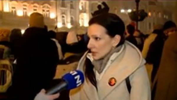 МАРИНИКА СИНОЋ НА ПРОТЕСТУ ПОРУЧУЈЕ ДА СЕ НИКАД У НОВОМ САДУ НИЈЕ ДЕСИЛА ТРАГЕДИЈА А ОНА СЕДЕЛА У ВЛАДИ КОЈА ЈЕ 17 МЛАДИХ ЖИВОТА ПОКОПАЛА! МАРИНИКА СИНОЋ НА ПРОТЕСТУ ПОРУЧУЈЕ ДА СЕ НИКАД У НОВОМ САДУ НИЈЕ ДЕСИЛА ТРАГЕДИЈА А ОНА СЕДЕЛА У ВЛАДИ КОЈА ЈЕ 17 МЛАДИХ ЖИВОТА ПОКОПАЛА!