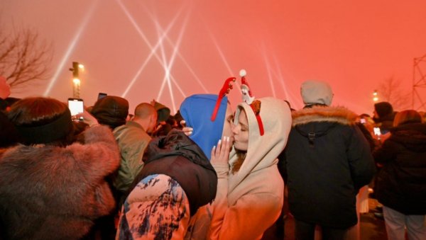 ВЕЛИЧАНСТВЕН ДОЧЕК У БЕОГРАДУ: Грађани дочекали Нову годину уз Марију Шерифовић и Хариса Џиновића (ФОТО) ВЕЛИЧАНСТВЕН ДОЧЕК У БЕОГРАДУ: Грађани дочекали Нову годину уз Марију Шерифовић и Хариса Џиновића (ФОТО)