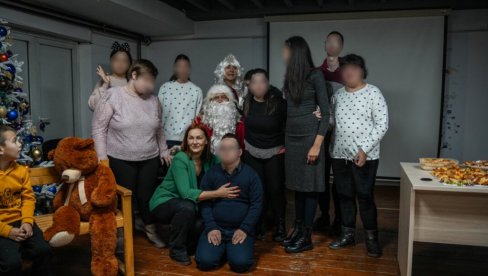 PAŽNJA OD SRCA: Svečano i u Dnevnom centru za mališane u Loznici PAŽNJA OD SRCA: Svečano i u Dnevnom centru za mališane u Loznici