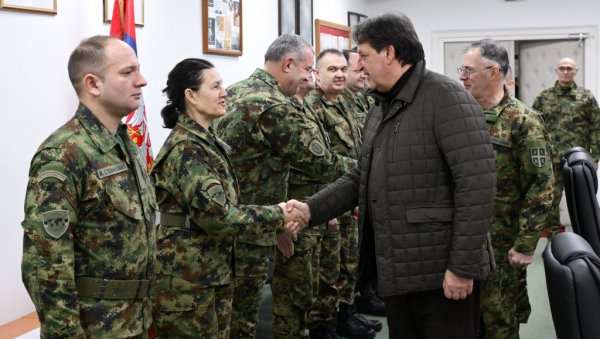 ВЕЛИКА ПАЖЊА СЕ ПОСВЕЋУЈЕ БЕЗБЕДНОСТИ: Министар Гашић и генерал Мојсиловић обишли Оперативни центар система одбране (ФОТО) ВЕЛИКА ПАЖЊА СЕ ПОСВЕЋУЈЕ БЕЗБЕДНОСТИ: Министар Гашић и генерал Мојсиловић обишли Оперативни центар система одбране (ФОТО)
