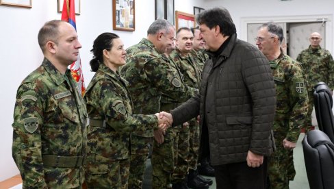 VELIKA PAŽNJA SE POSVEĆUJE BEZBEDNOSTI: Ministar Gašić i general Mojsilović obišli Operativni centar sistema odbrane (FOTO) VELIKA PAŽNJA SE POSVEĆUJE BEZBEDNOSTI: Ministar Gašić i general Mojsilović obišli Operativni centar sistema odbrane (FOTO)