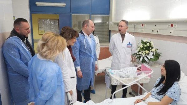 НИКОЛИ 300 ХИЉАДА ОД ГРАДА : Породица Живковић добила принову у Новој години, прву у Новом Саду НИКОЛИ 300 ХИЉАДА ОД ГРАДА : Породица Живковић добила принову у Новој години, прву у Новом Саду